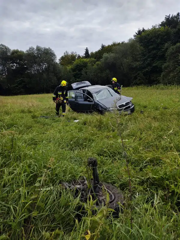 Wypadek w Trzycierzu. Osobówka wypadła z drogi i dachowała. Jedna osoba trafiła do szpitala
