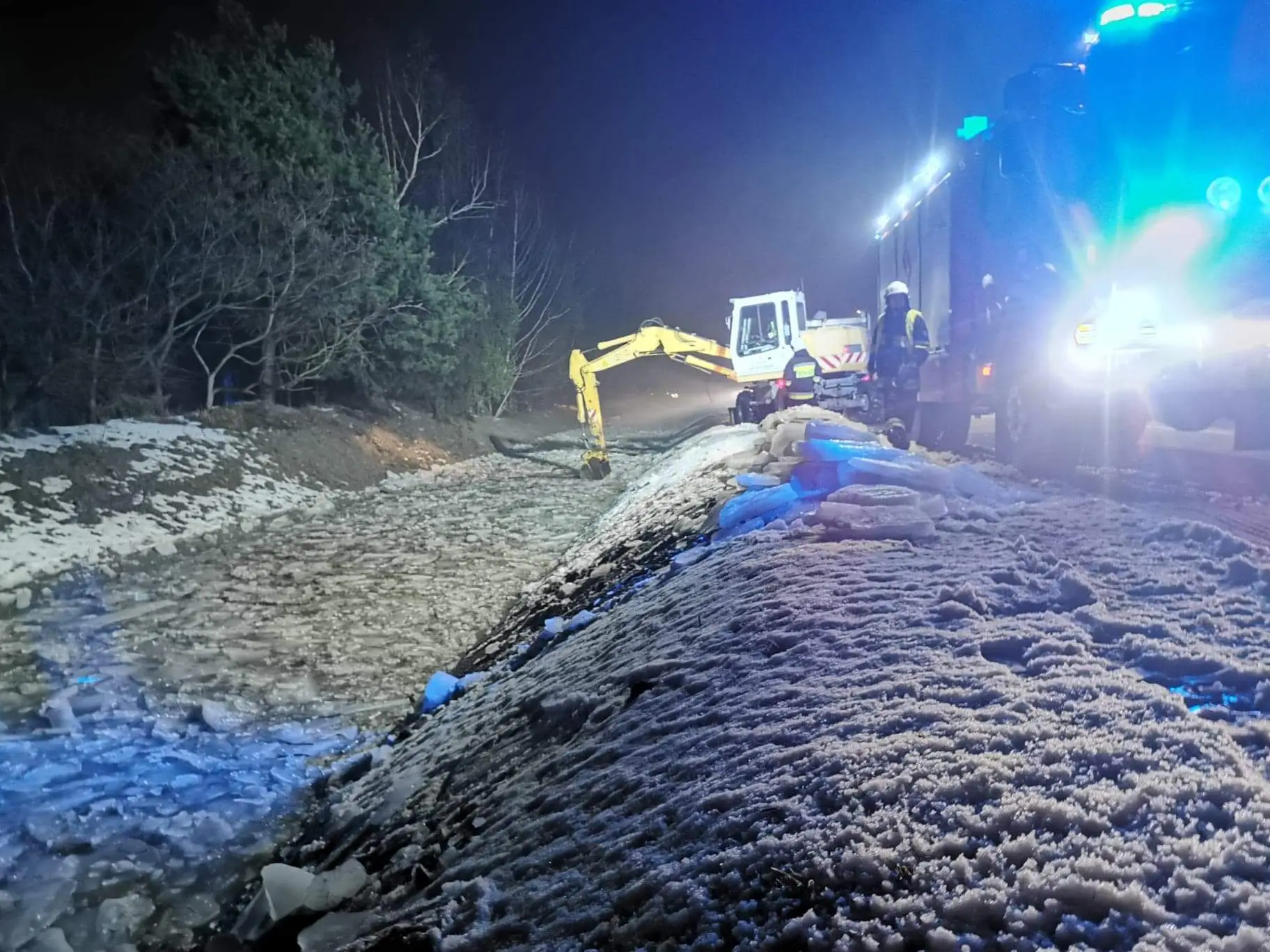 Brzezna: Spiętrzona kra zagrażała mostowi i drodze powiatowej