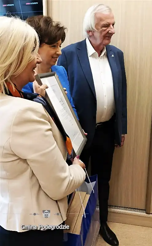 Minister Rodziny i Polityki Społecznej Marlena Maląg odwiedziła seniorów Gminy Podegrodzie
