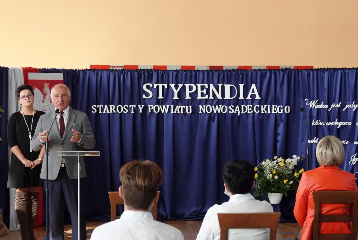 Starosta nowosądecki wręczył stypendia najzdolniejszym uczniom