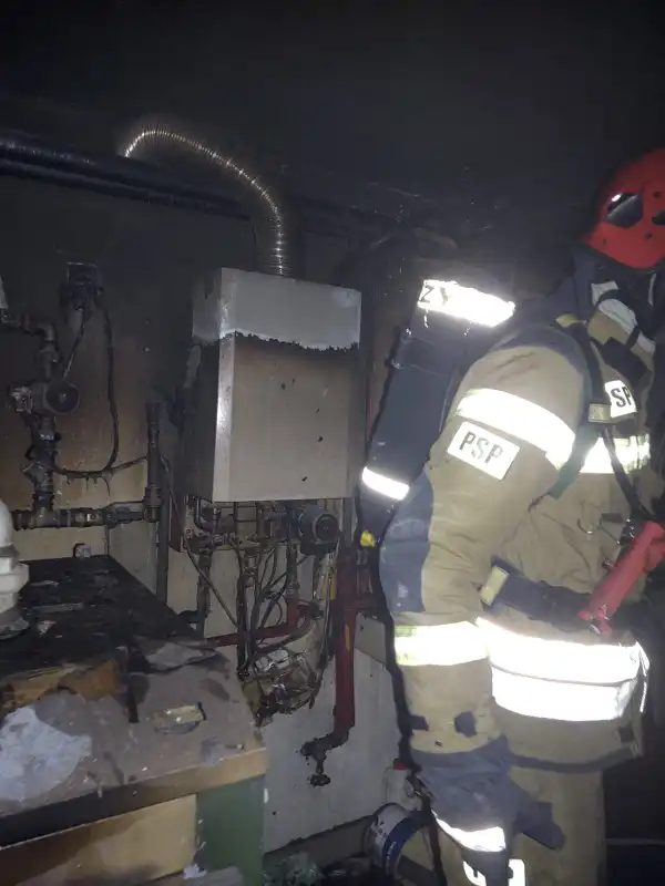 Pożar na ul. Stolarskiej w Nowym Sączu. Ogień wybuch w kotłowni budynku mieszkalnego