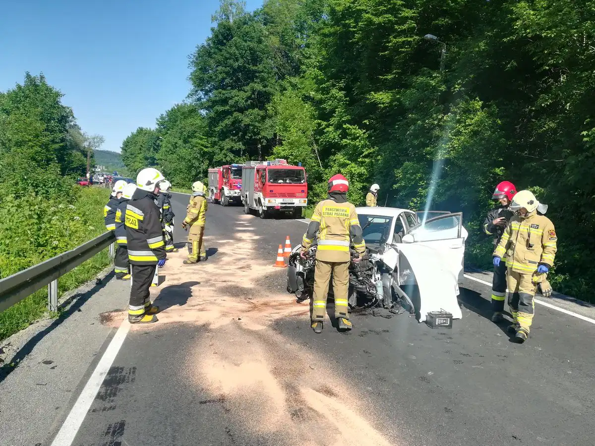 Królowa Polska: Osobówka wypadła z jezdni i uderzyła w betonowy przepust