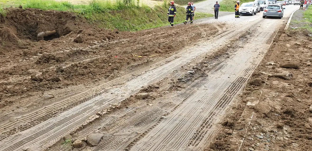 Wybuch gazu w Zabrzeży. Jedna osoba w szpitalu, dwa auta uszkodzone