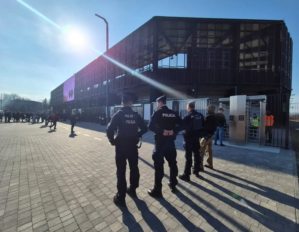 Ponad 7 tysięcy kibiców na stadionie, policja czuwała nad porządkiem