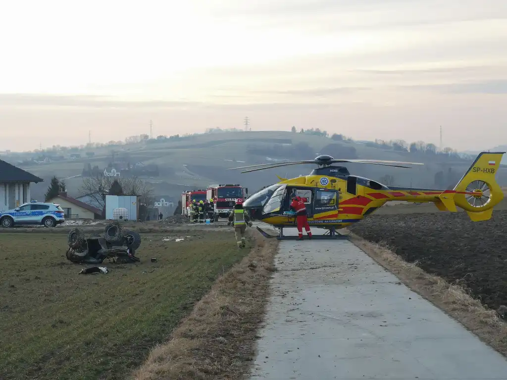 Wypadek w Korzennej. Na miejsce wezwano śmigłowiec LPR