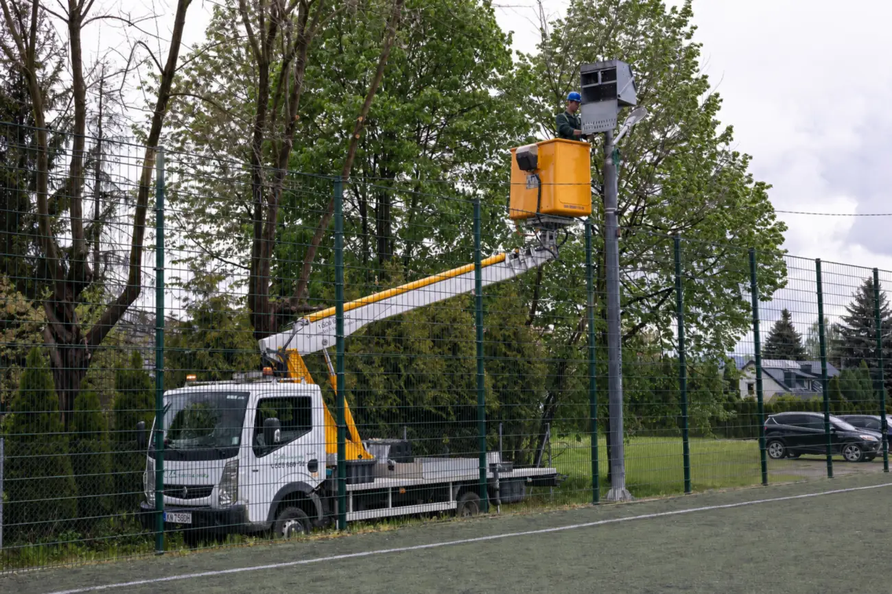 Nowoczesne LED-y rozświetlą boisko w Biczycach Dolnych