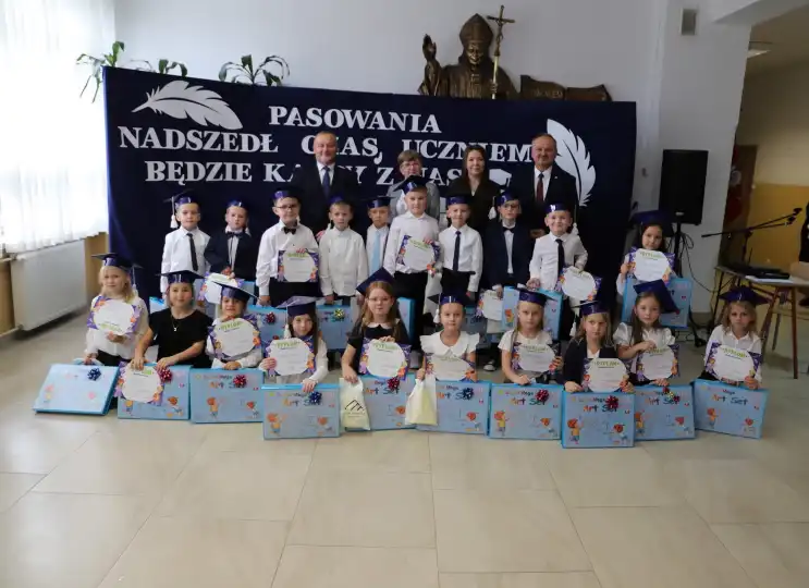 Pierwszoklasiści z Męciny oficjalnie rozpoczęli szkolną przygodę