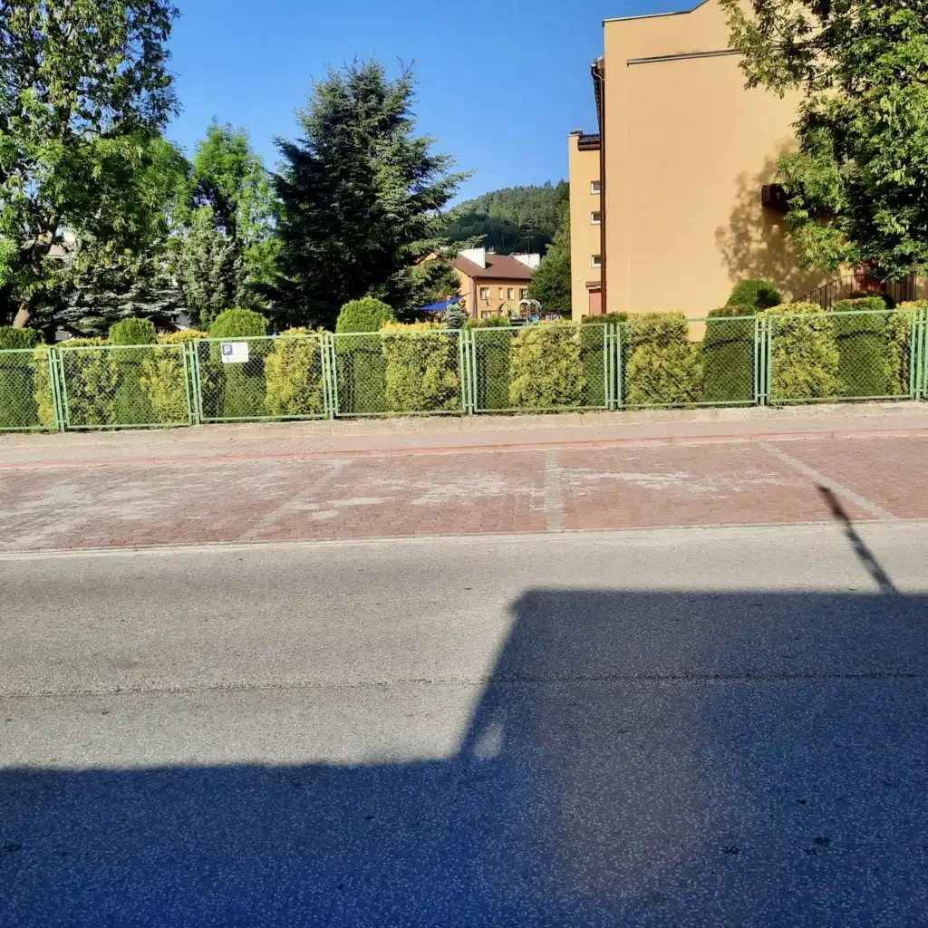 Nowe miejsca postojowe przy przedszkolu w Krynicy-Zdroju
