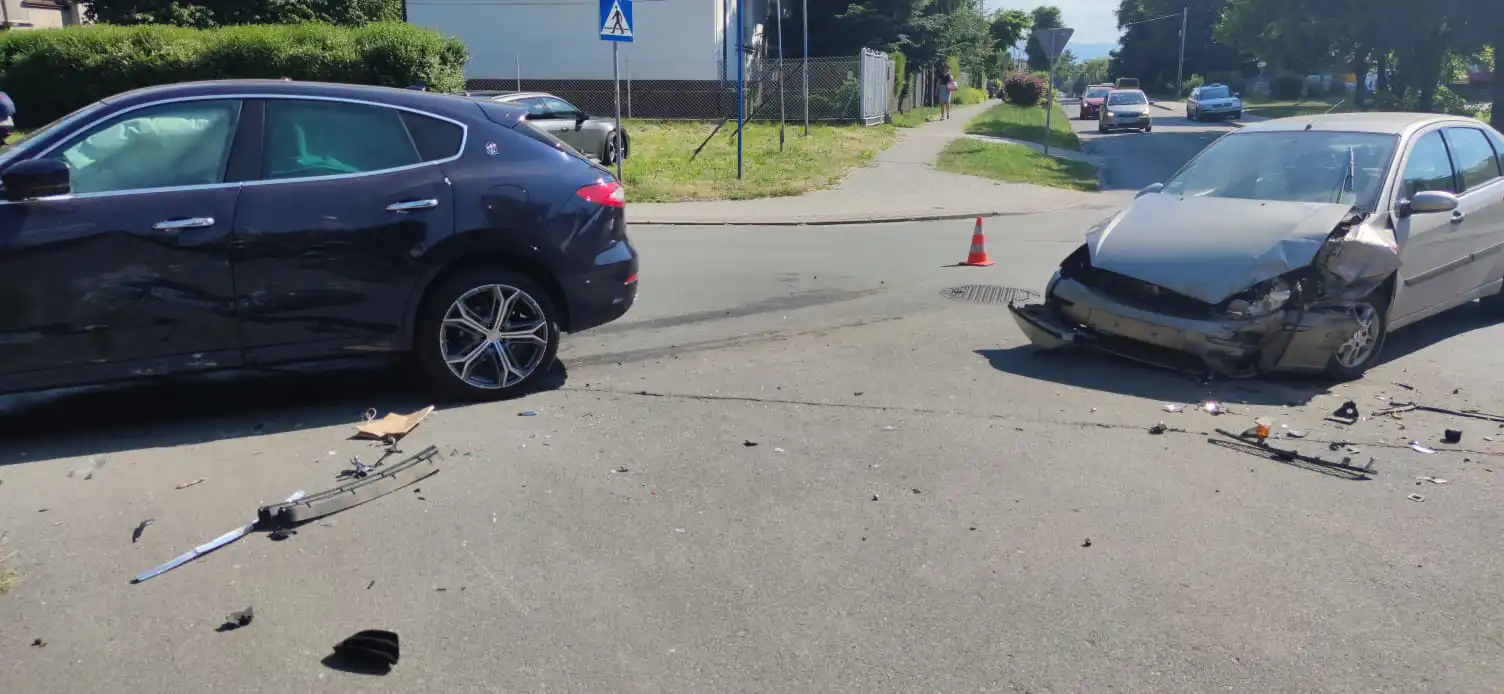 Wypadek w Nowym Sączu. Na ul. Hallera zderzyły się trzy pojazdy. Dwie osoby w szpitalu