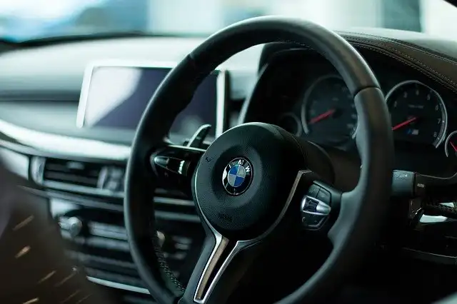 Student płaci za OC 4-krotnie więcej niż emeryt i jeździ prawie 20-letnim BMW