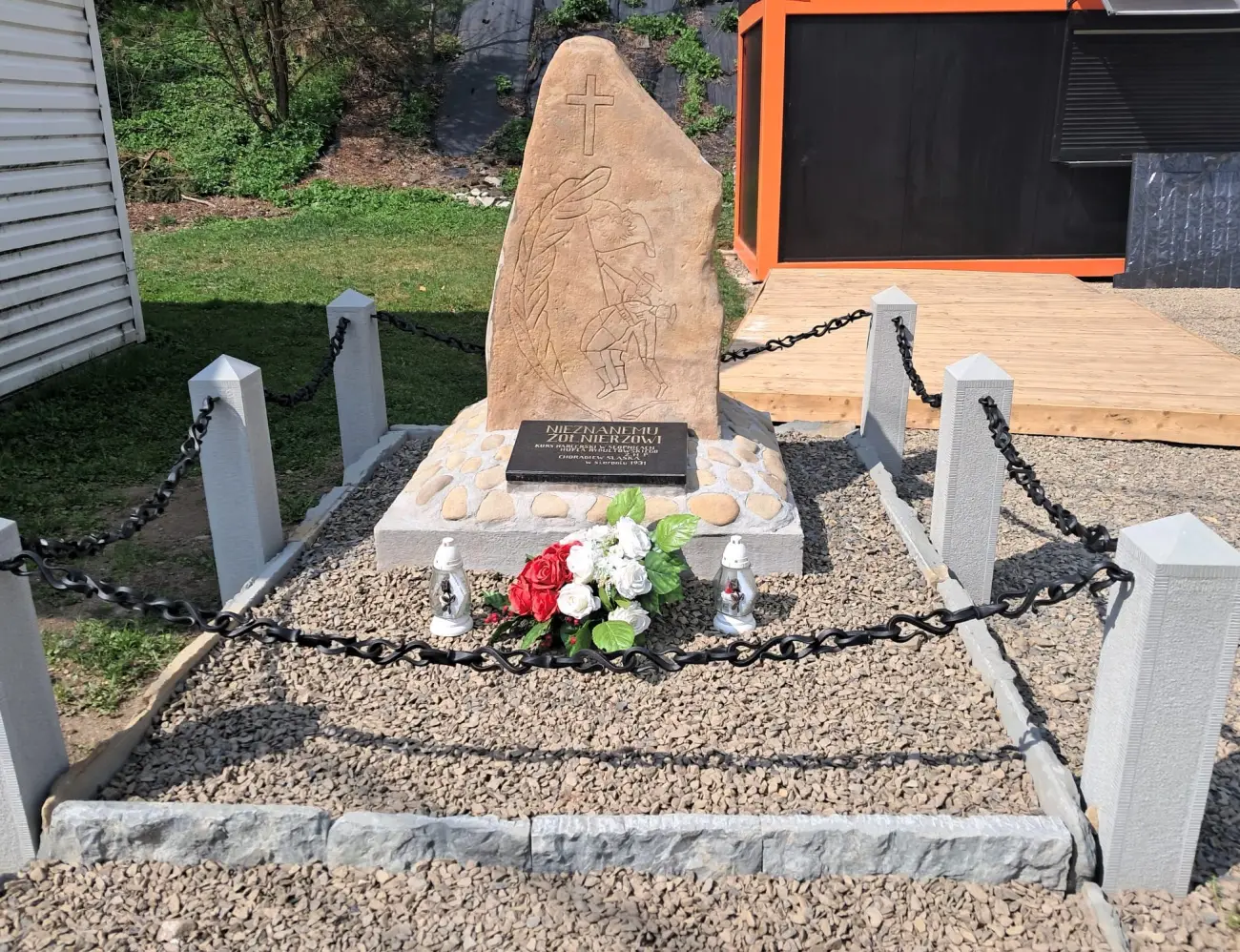 Historia zaklęta w kamieniu. Odnowiono symbol pamięci w centrum Słopnic