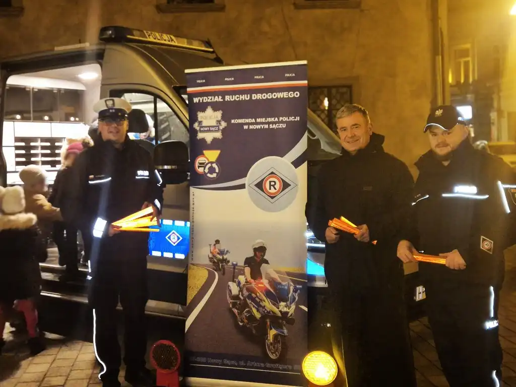 Policjanci przypomnieli sądeczanom, jak bezpiecznie poruszać się po drogach