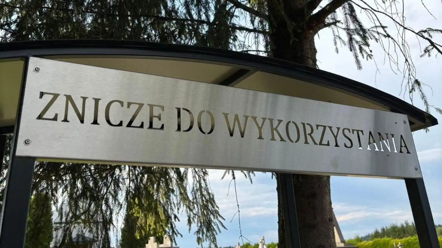 Gmina Łużna apeluje przed Wszystkimi Świętymi: stojaki na znicze nie są koszami na śmieci