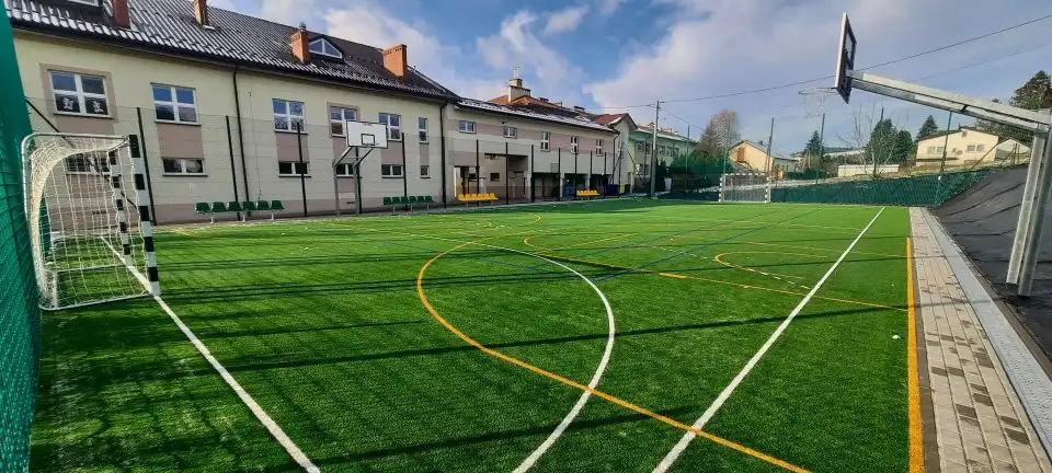 Stróżówka zyskała nowe boisko. Uroczyste otwarcie wielofunkcyjnej infrastruktury sportowej