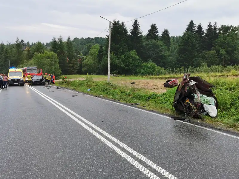 Wypadek w Librantowej. Samochód rozerwało na dwie części