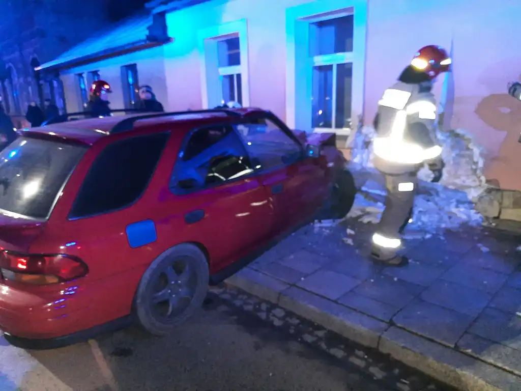 Wypadek w Starym Sączu. Samochód uderzył w ścianę budynku