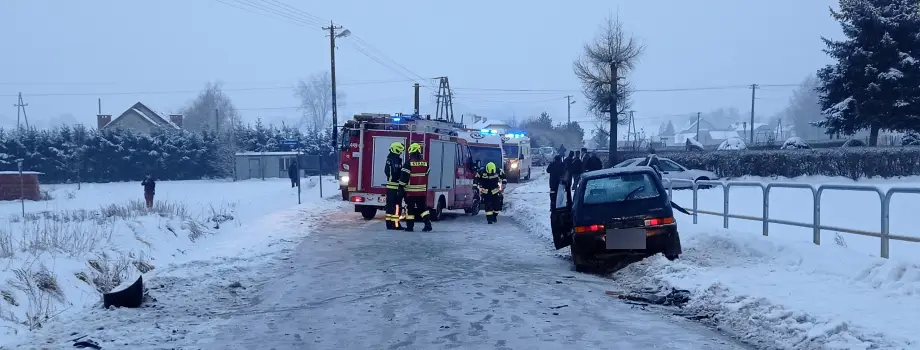 W Moszczenicy czołowo zderzyły się dwa samochody osobowe. Jedna osoba trafiła do szpitala