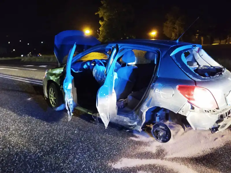 Wypadek na DK75 w Wielogłowach. Zderzyły się dwa pojazdy. Jedna osoba trafiła do szpitala