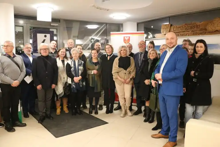 „Z miłości do różności” – wernisaż wystawy prac Agnieszki Maliczak w Powiatowym Centrum Informacji Turystycznej w Limanowej