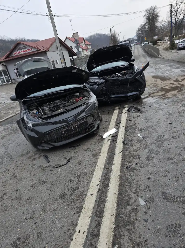 Wypadek na ul. Orkana. Czołowe zderzenie dwóch pojazdów. Jedna osoba w szpitalu
