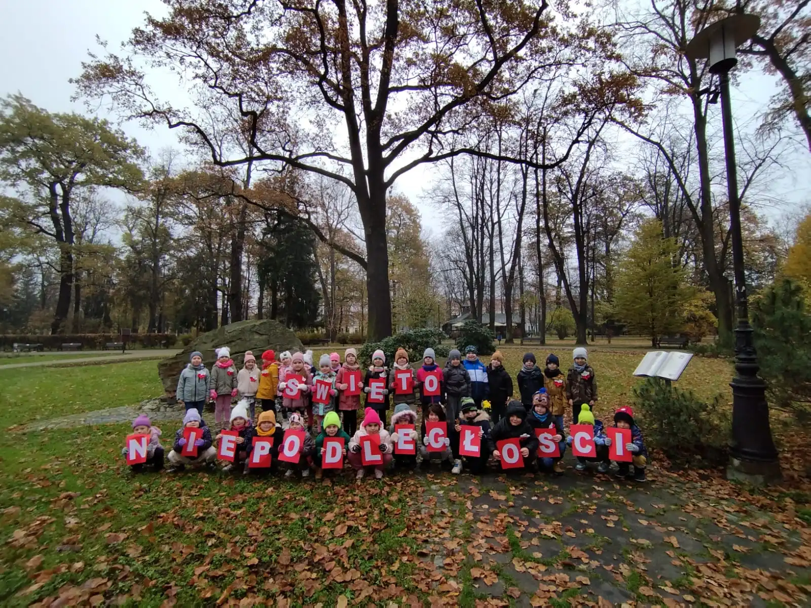 Mali patrioci. Przedszkolaki złożyły kwiaty pod Dębem Wolności