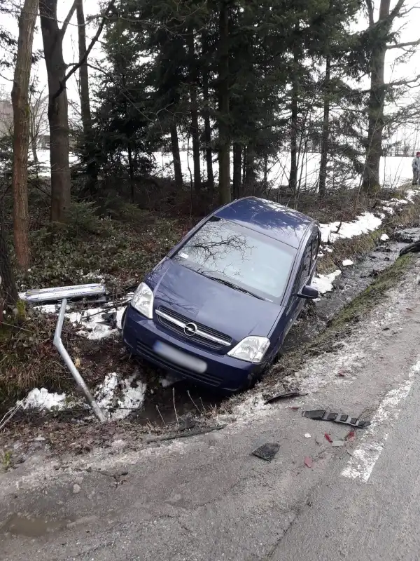 Wypadek w Dłogołęce-Świerkli. Jedna osoba trafiła do szpitala