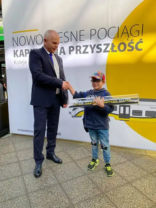 Pierwszy hybrydowy pociąg Kolei Dolnośląskich na torach