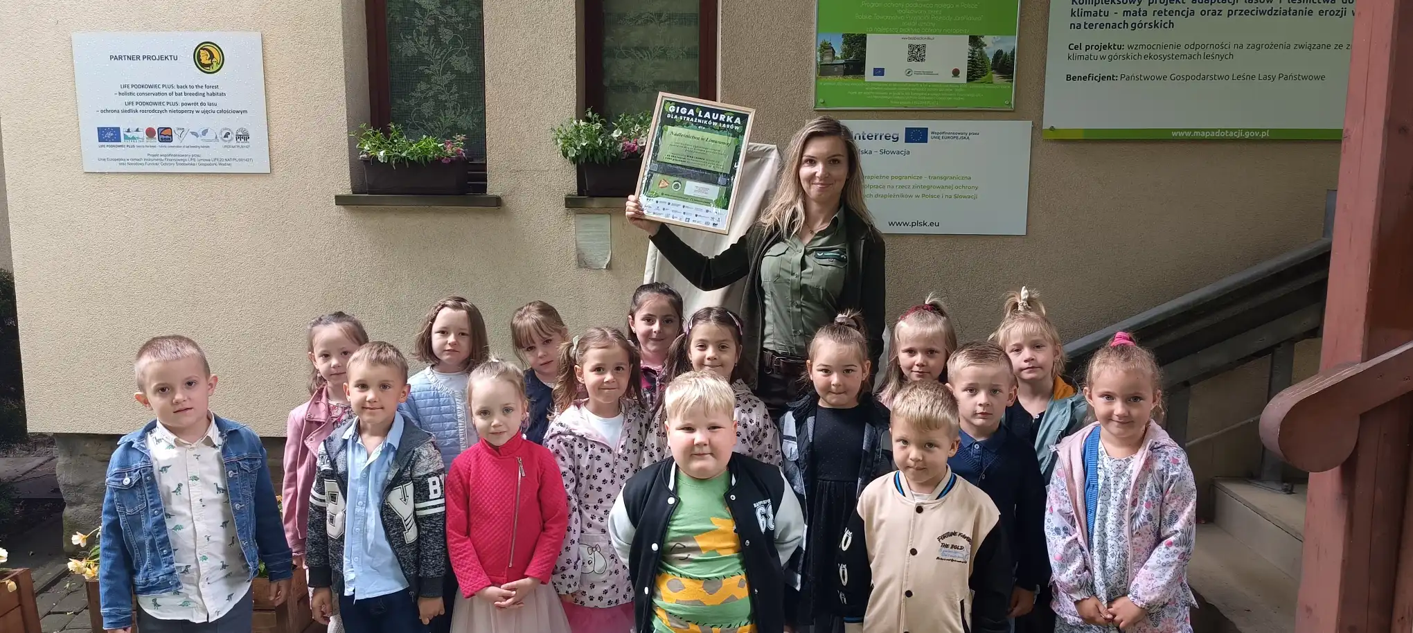 Przedszkolaki z Nowego Rybia dziękują Strażnikom Lasów