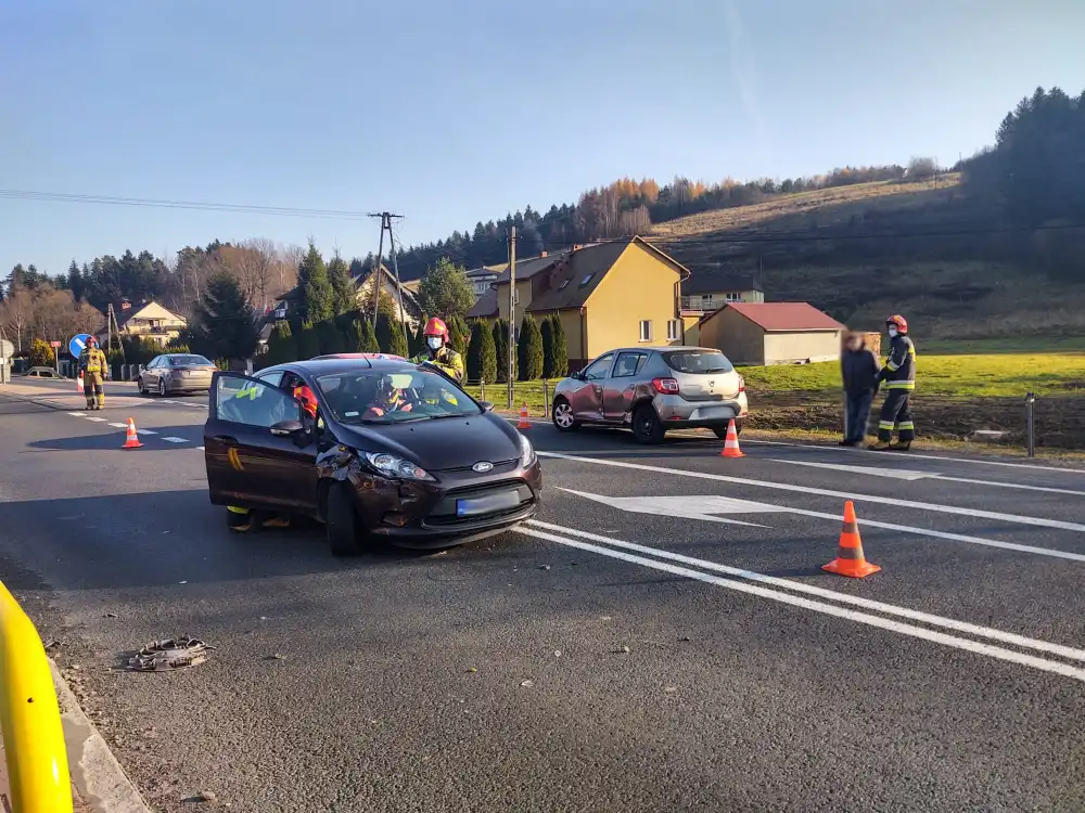 Wypadek w Paszynie. Na DK 28 zderzyły się dwa samochody
