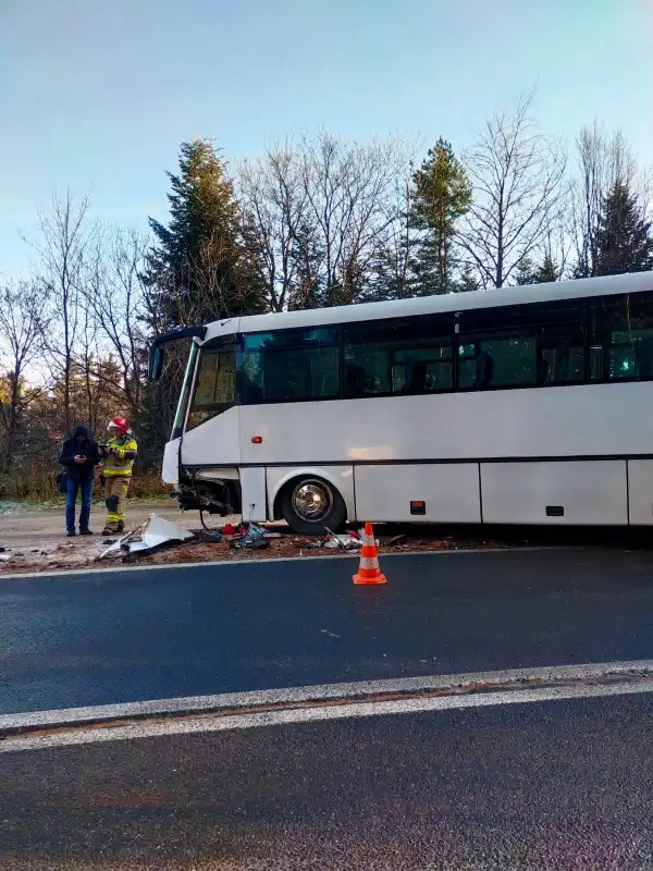 W Bereście zderzyły się dwie osobówki i autobus przewożący dzieci