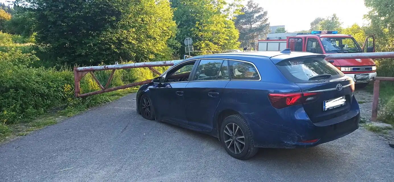 Wypadek nad Zalewem Klimkówka. Chciał zawrócić. Staranował szlaban, który przebił jego samochód