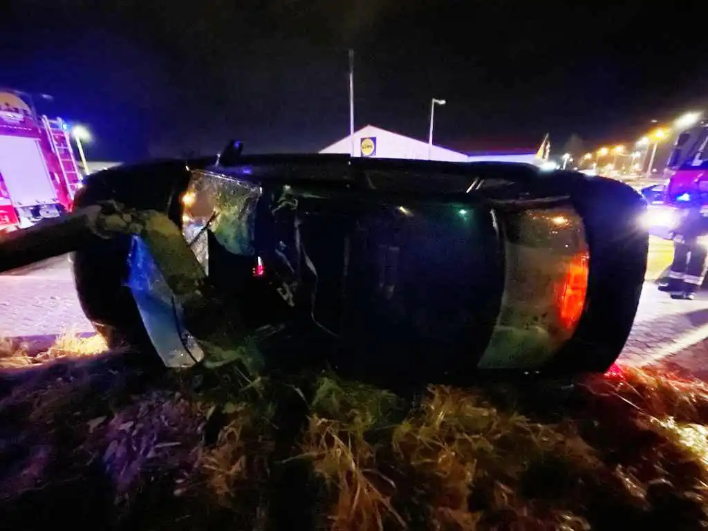 Nowy Sącz: Pojazd osobowy wypadł z drogi i złamał betonową latarnie. Kierowcy nie było na miejscu zdarzenia