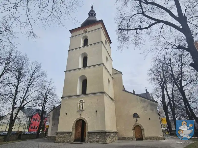 Kościół w Łącku w trakcie renowacji. Malowidła na ścianach i nowa elewacja