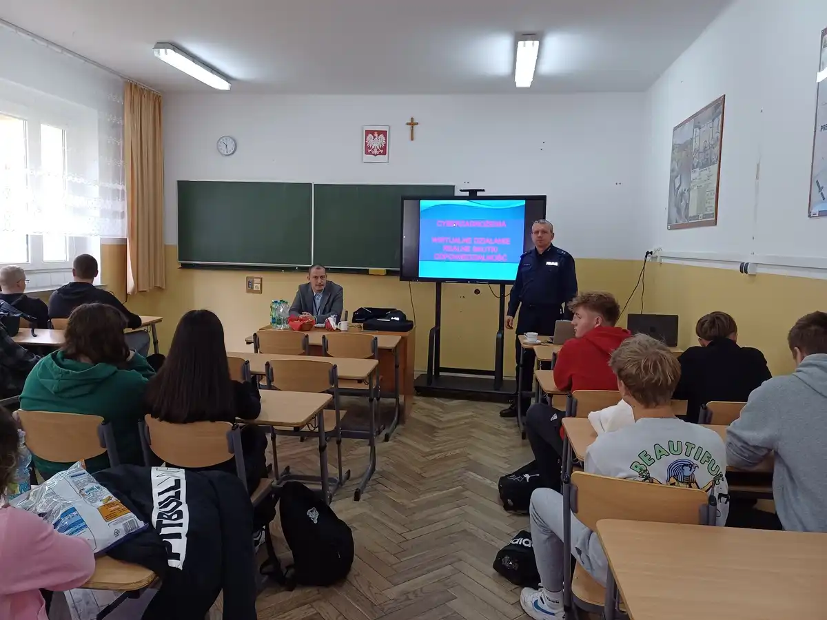 Policjanci edukują młodzież o zagrożeniach w sieci. Profilaktyka w powiecie gorlickim