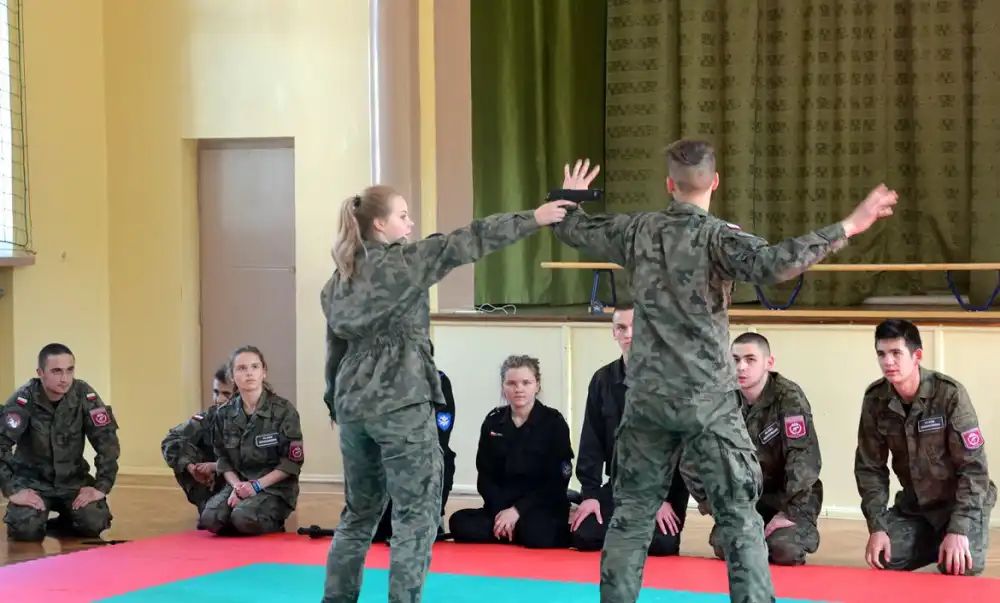 W klasie mundurowej ZS w Marcinkowicach młodzież uczy się skutecznej obrony przed agresorem