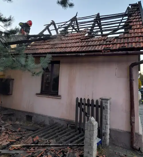 9 zastępów i 28 strażaków gasiło pożar budynku mieszkalnego w Barcicach