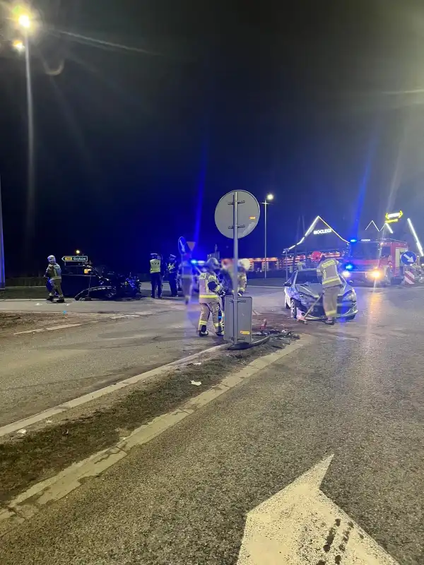 Kolizja na Krzyżówce. Zderzyły się dwa samochody osobowe