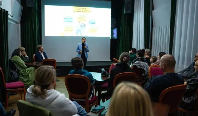 "Jak nie przeskrolować życia?". Warsztaty o wpływie smartfonów na życie rodzinne i edukację