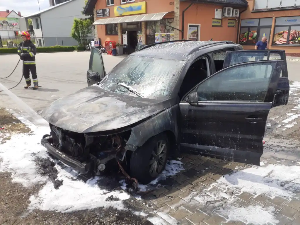 Świniarsko: Pożar osobówki na parkingu sklepu