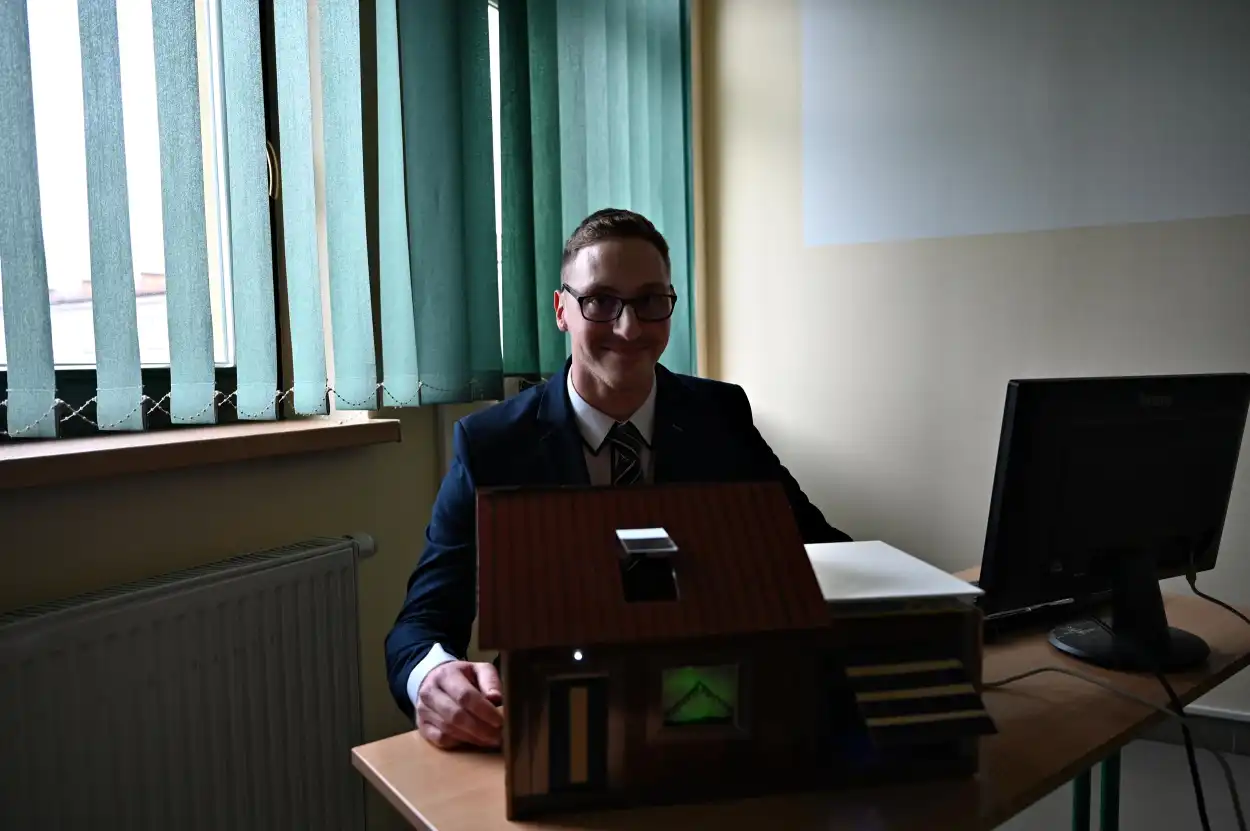 Inteligentne domy, szklarnie, parkingi czy garaże. Innowacyjne projekty studentów Wydziału Nauk Inżynieryjnych ANS