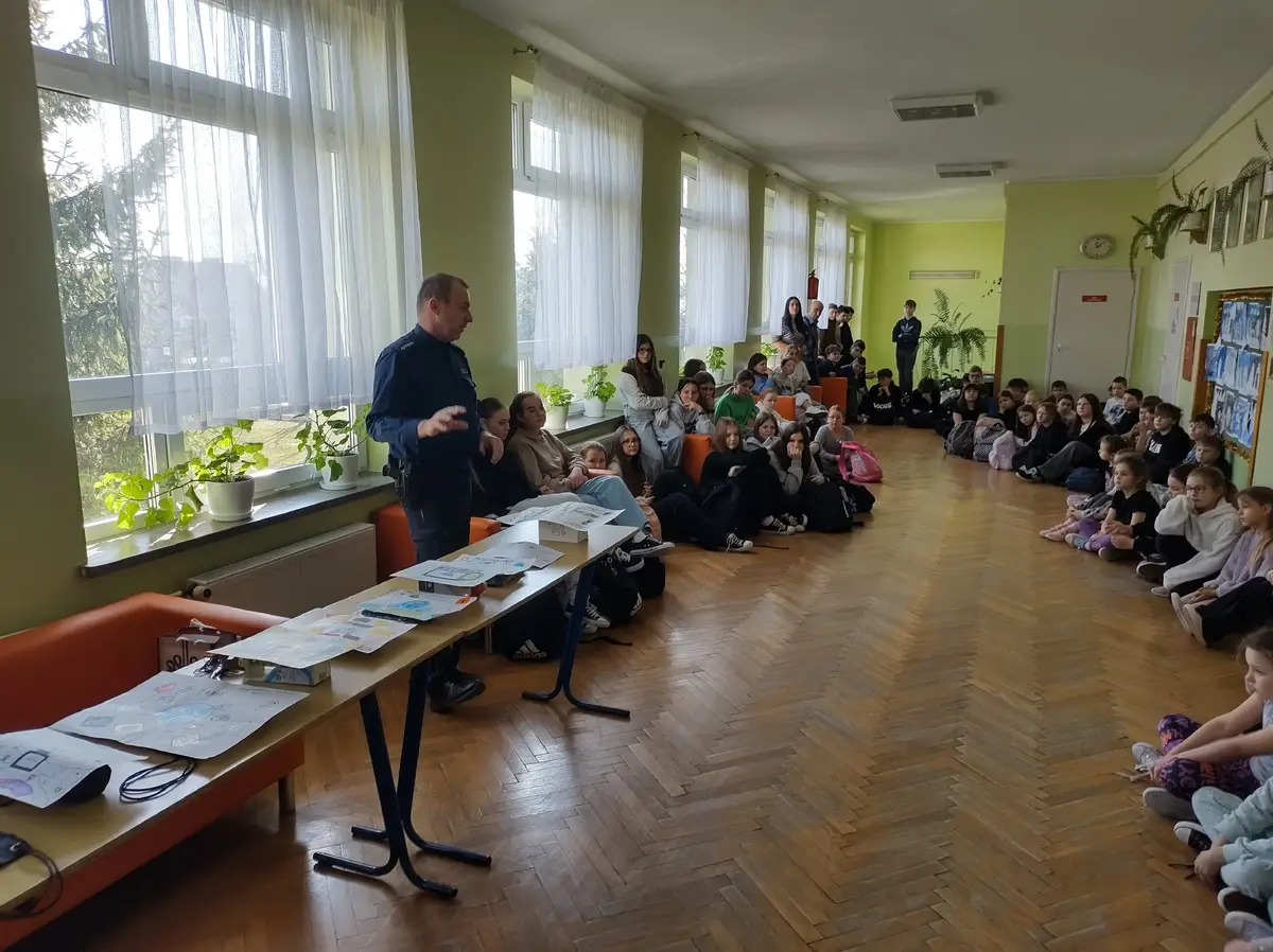 Bezpieczny Internet w szkołach powiatu gorlickiego. Policjanci prowadzą spotkania