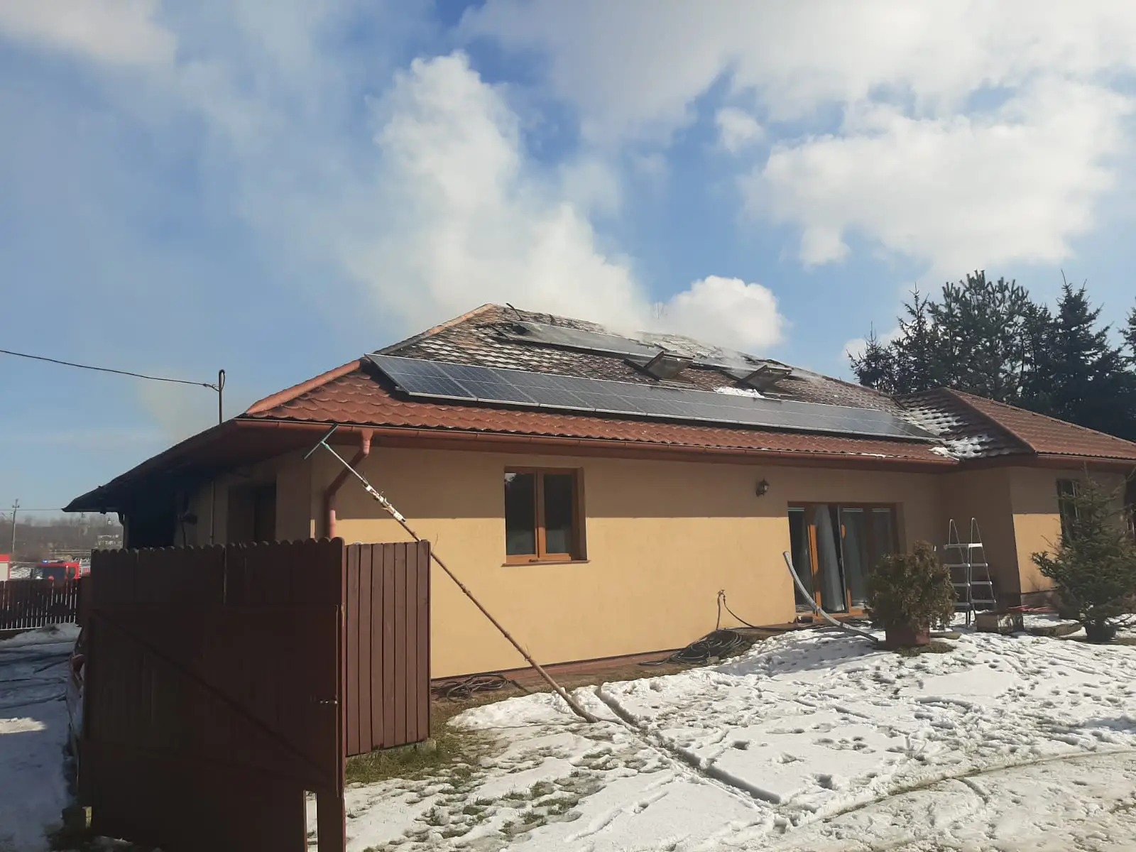 Nowy Sącz ul. Starowiejska: Pożar garażu w budynku mieszkalnym - jedna osoba poszkodowana