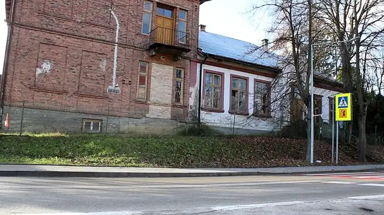 Modernizacja historycznego budynku Szkoły Ludowej w Binarowej na półmetku