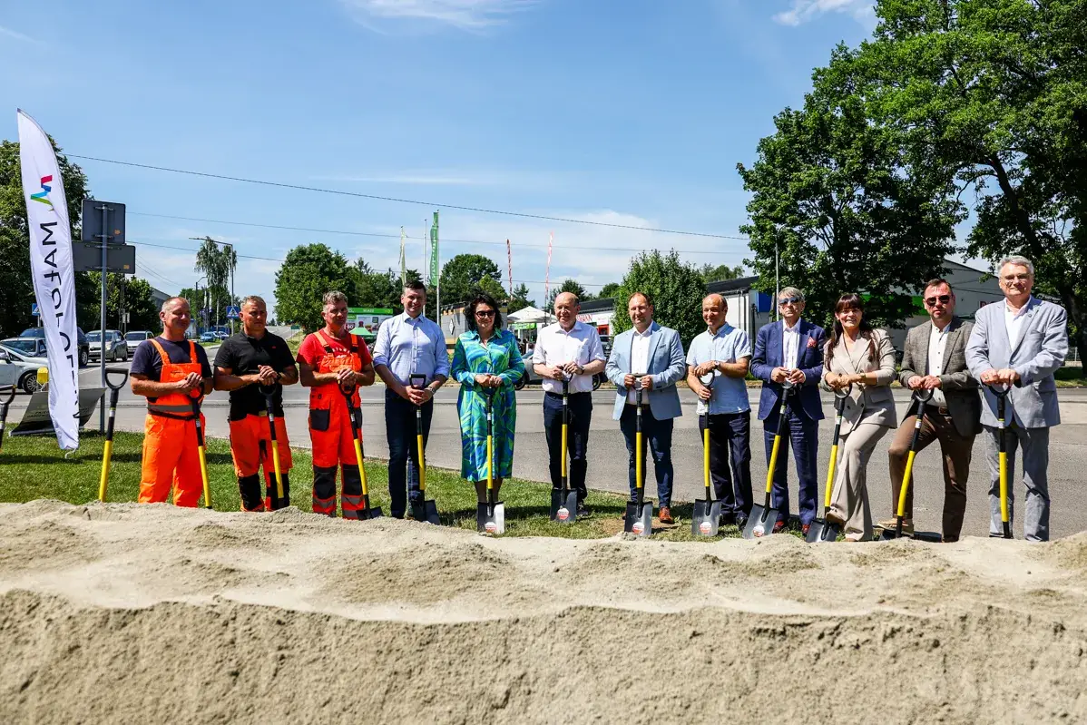 Symboliczne wbicie łopaty i początek prac. W Bieczu powstanie nowe rondo