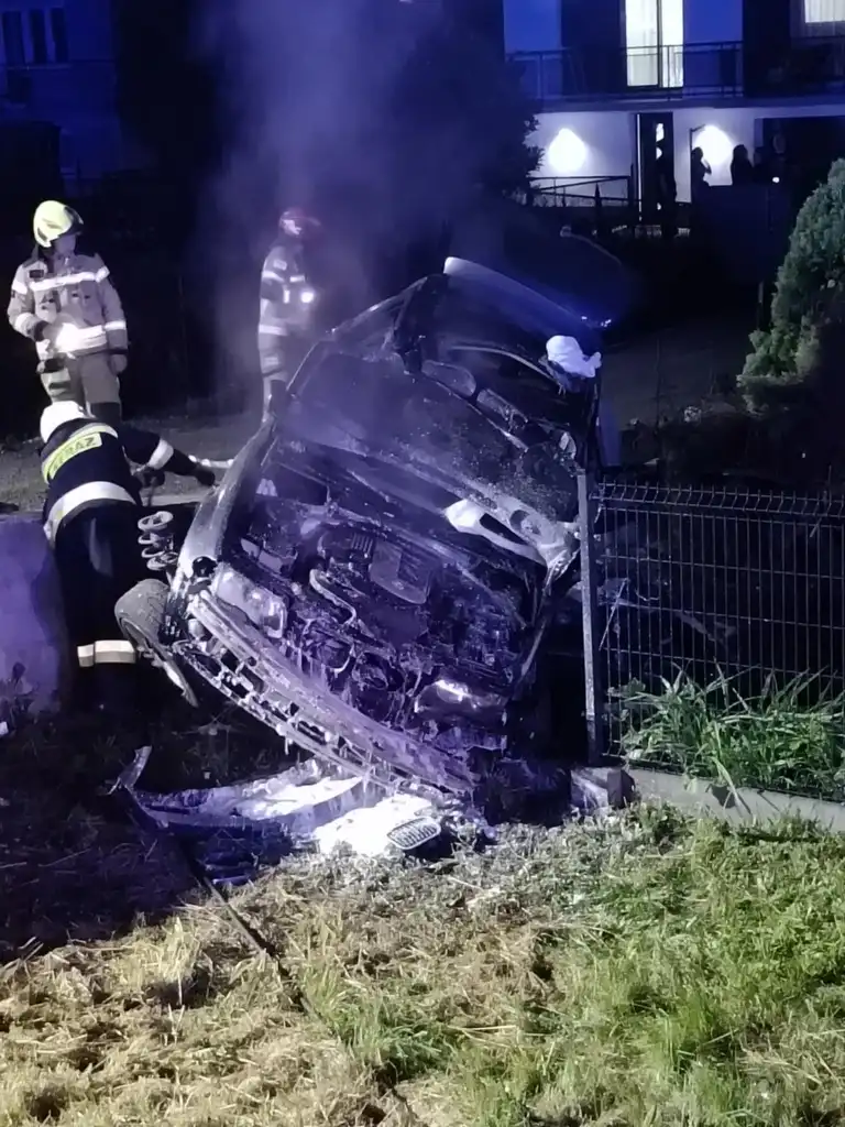 Wypadek na DK28 w Libuszy. Trzy osoby ranne, jedna zakleszczona