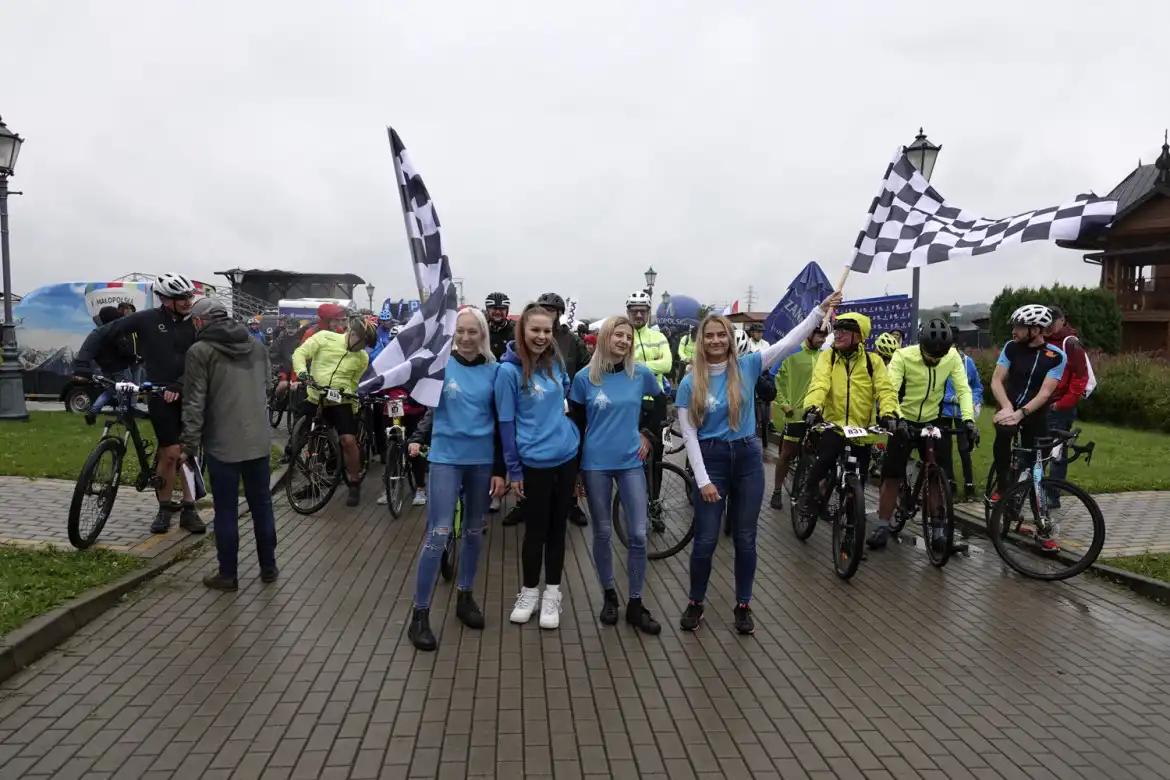 Nie zatrzymał ich deszcz. W rajdzie rowerowym Małopolska Tour wystartowało kilkuset zawodników