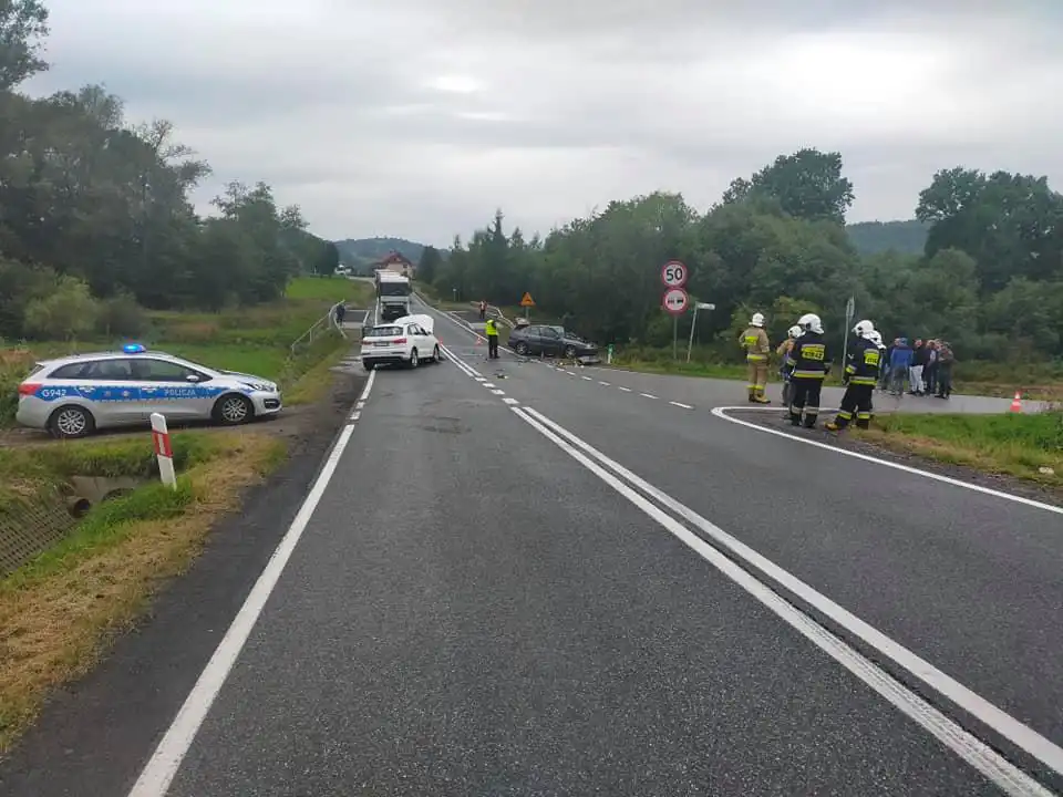 Wypadek w Podłopieniu. Dwie osoby poszkodowane