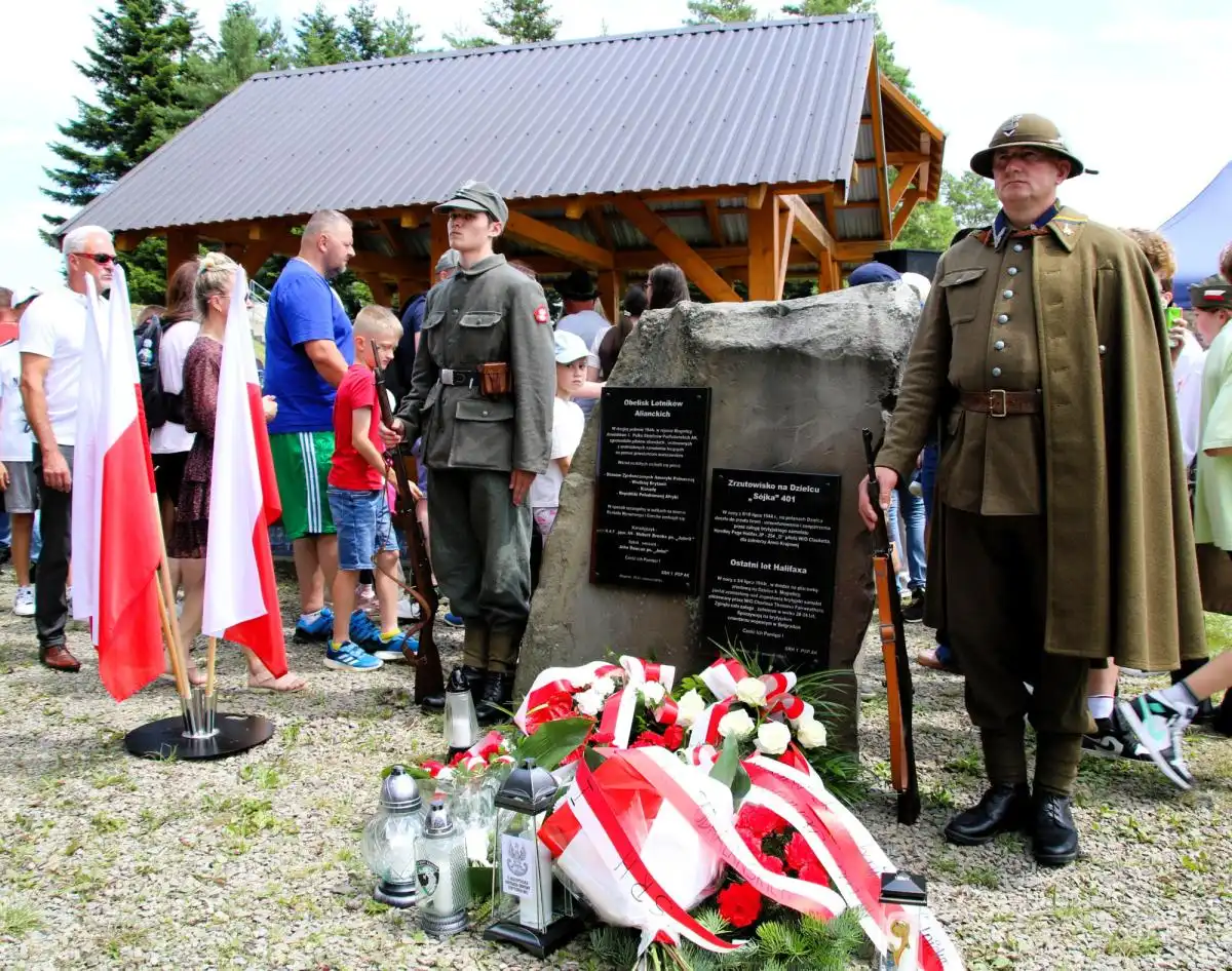 Dzielec – Wzgórze Pamięci i Bohaterstwa. Uroczyste Obchody 81. Rocznicy Zrzutów Alianckich na Zrzutowisko Sójka