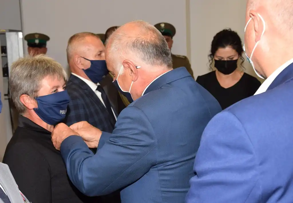 Starosta nowosądecki uhonorował zasłużonych funkcjonariuszy Policji Srebrnym Jabłkiem Sądeckim