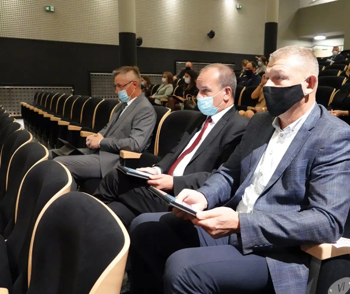 O inwestycjach i remontach zniszczonych wskutek powodzi dróg, na Sesji Rady Powiatu Nowosądeckiego